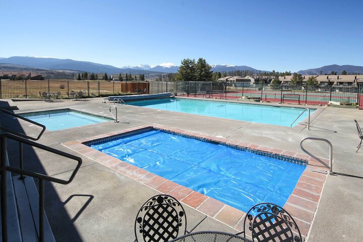 Condo w / Balcony & Views - Steps to Ski Shuttle!
