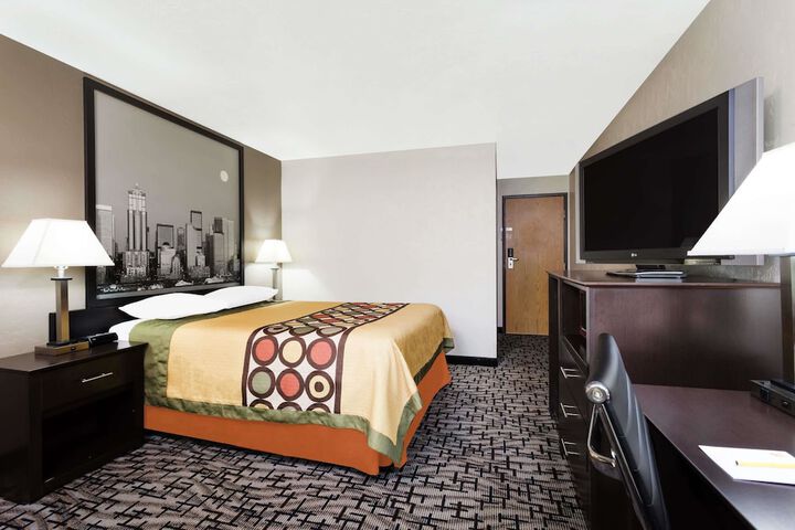 Room 5 of 16