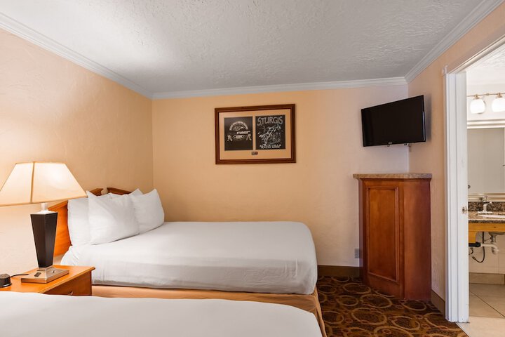 Sturgis Lodge & Suites Travelodge by Wyndham