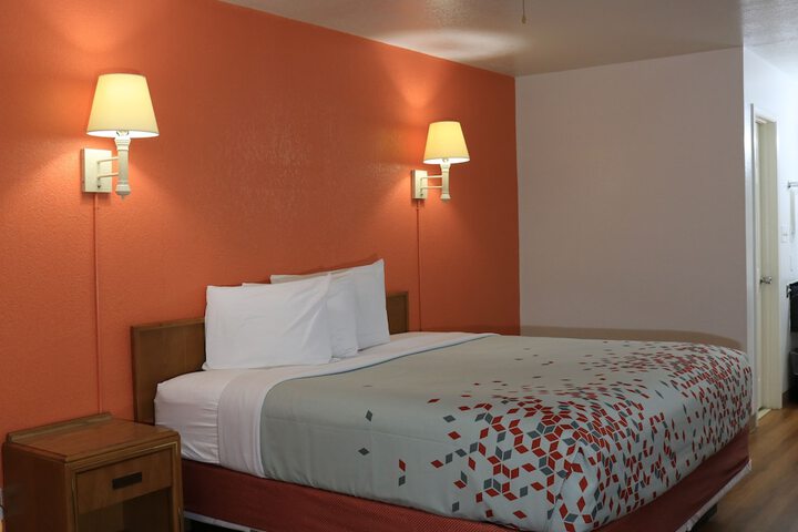 Room 8 of 19