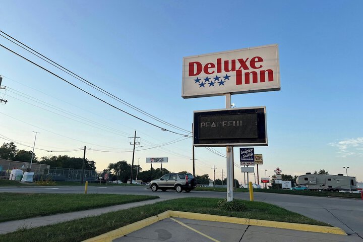 Deluxe Inn