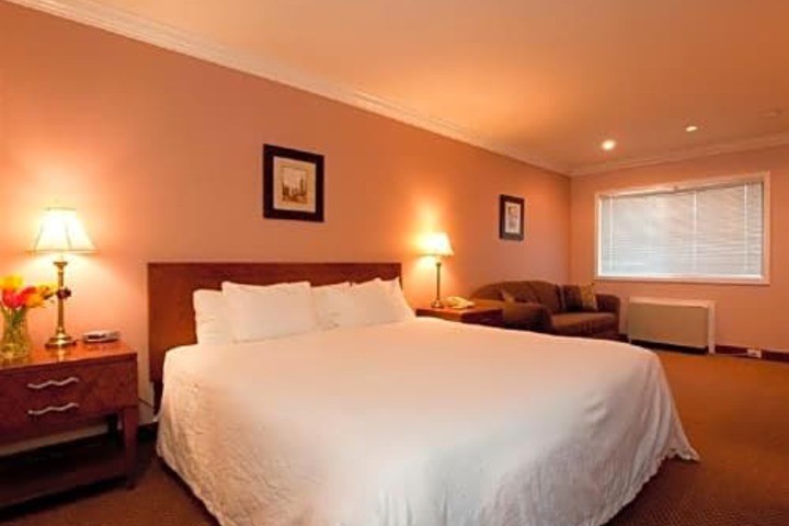 Travelodge by Wyndham Vancouver Lions Gate