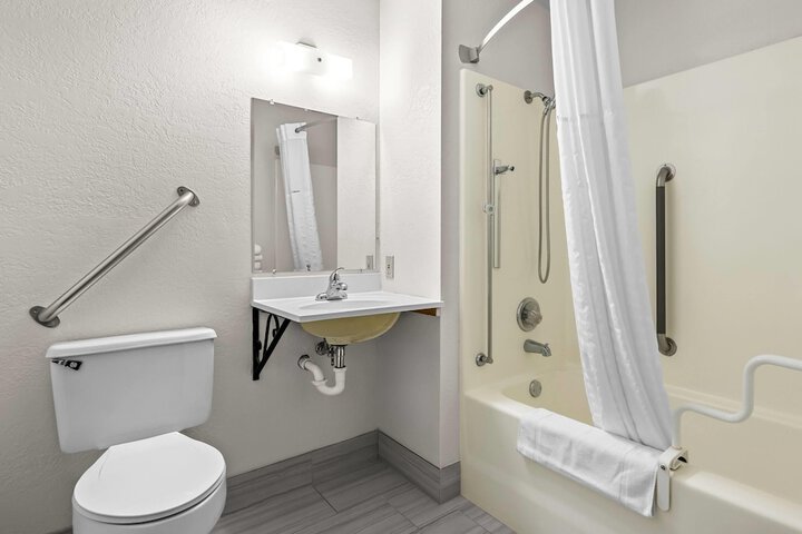 Super 8 by Wyndham Alexandria MN
