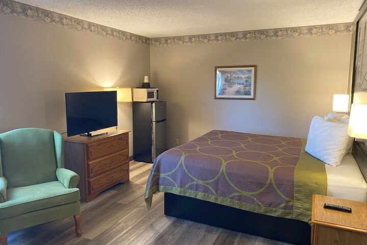 Super 8 by Wyndham Green Bay Near Stadium
