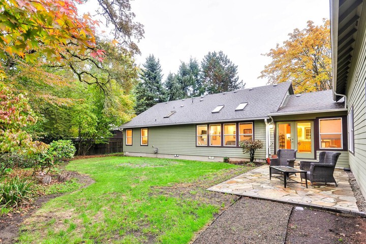 Milwaukie Home w / Covered Porch: Dogs Welcome!