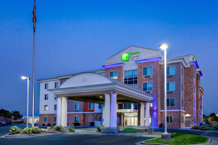 Holiday Inn Express & Suites Ontario by IHG