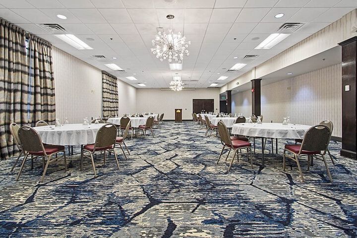Ballroom/Hall 29 of 31