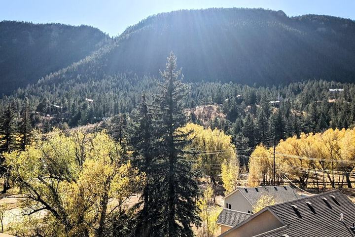 The Green Mountain Falls Lodge