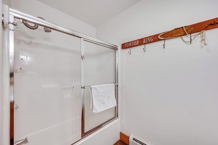 Ski-in Resort Family Condo w / Deck at Jay Peak!