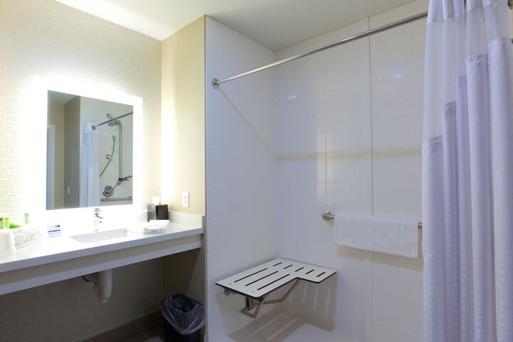 Holiday Inn Express Fargo SW - I-94 Medical Center by IHG