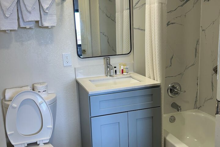 Hilltop Inn & Suites