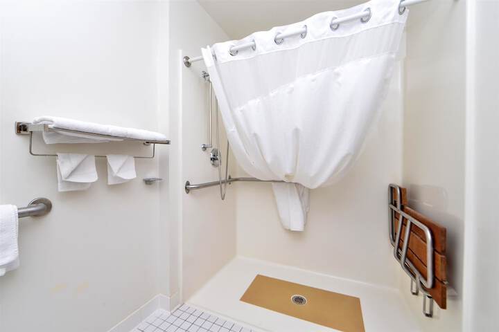 Room 8 of 34