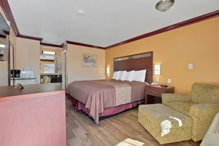 Americas Deluxe Inn