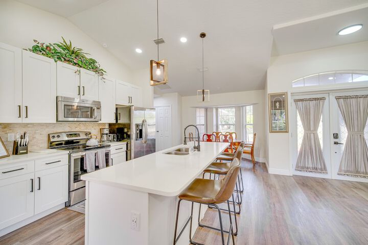 Sunny Palm Bay Home w / Screened Porch Near Beaches