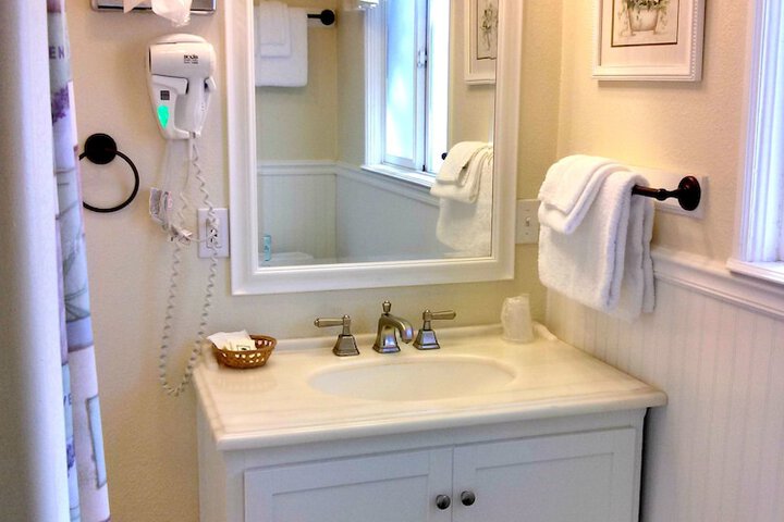 Green Gables Motel & Suites