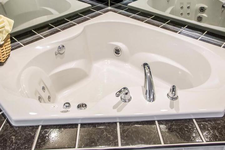 Econo Lodge Inn & Suites
