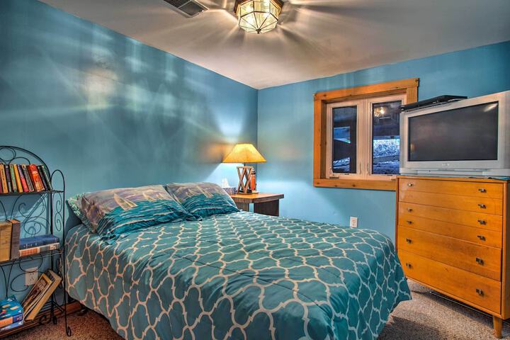 Lakefront Montague Cottage w / Deck & Beach!