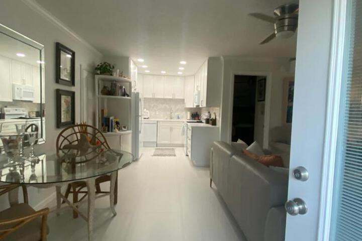 Closest 1BR to Vanderbilt Beach full kitchen with dishwasher, ALL NEW!
