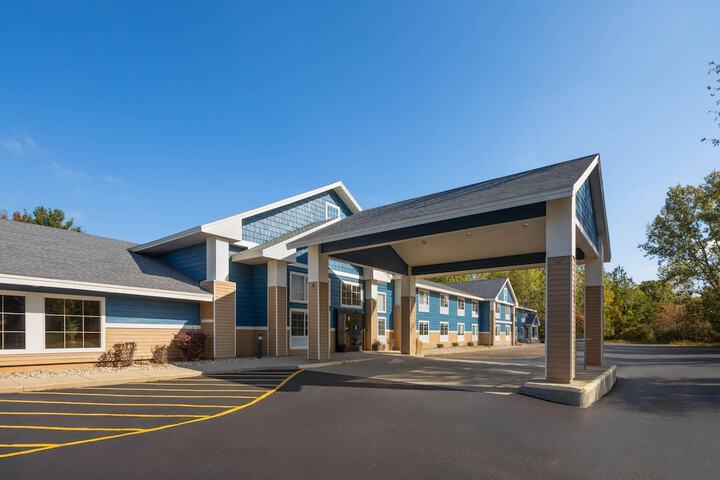 AmericInn by Wyndham Douglas / Saugatuck