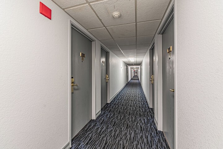 Ballroom/Hall 24 of 27