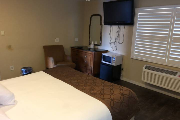 Room 8 of 9