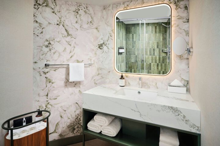 Ômage Hotel Montreal Laval, a Tribute Portfolio Hotel
