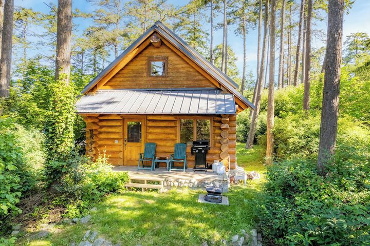 Penn Cove Overlook by Avantstay Cabin w / Views