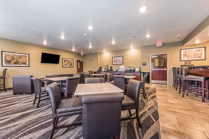 Cobblestone Hotel & Suites - Hutchinson