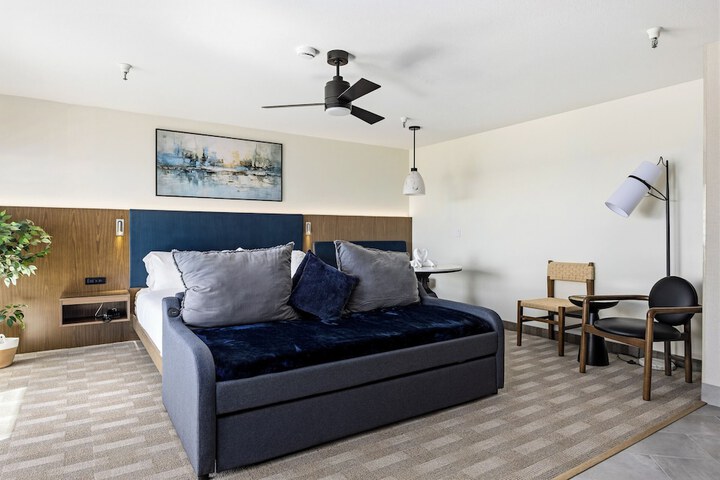 456 Embarcadero Inn & Suites