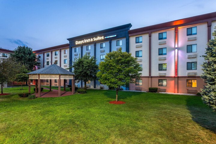 Days Inn and Suites by Wyndham Hammond IN