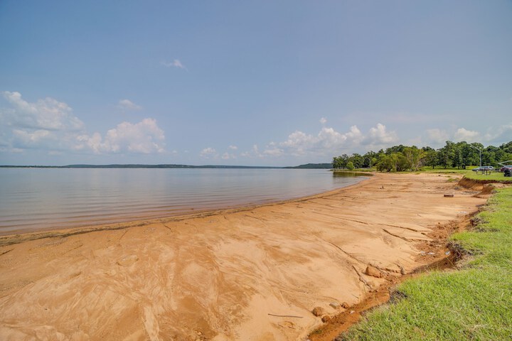 Walk to Lake Parks & Dining: Eufala Family Home!