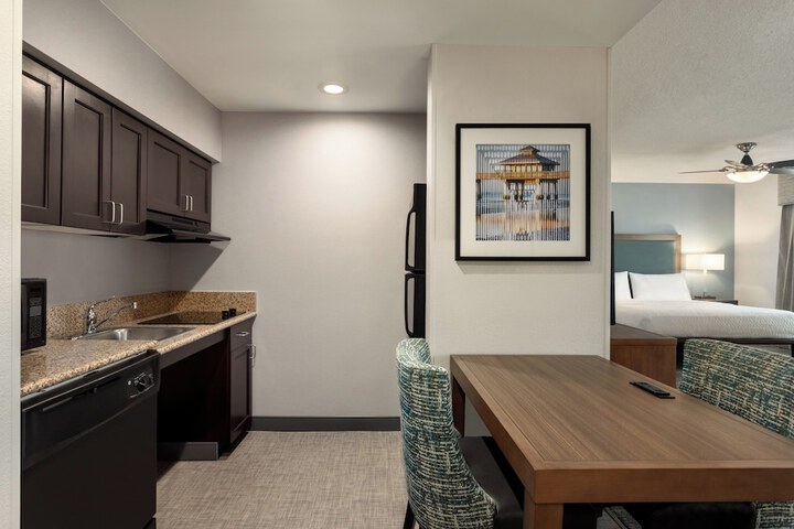 Homewood Suites by Hilton Fort Myers Airport / FGCU