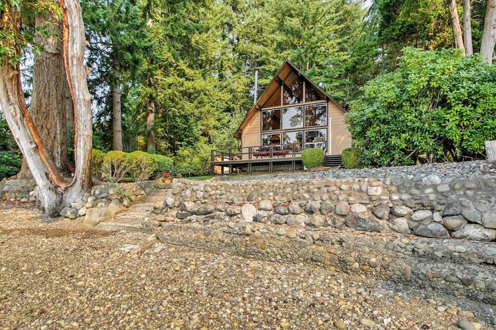Waterfront Cabin w / Fire Pit in Gig Harbor!