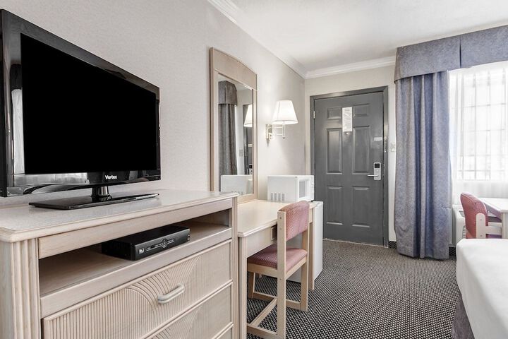 Room 10 of 28