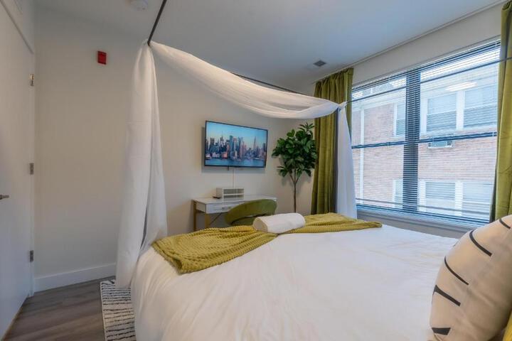 Opulence in Olive with Free Parking plus EV Plug 2 BR 2 baths Suite, 5 beds and Sleeps 8