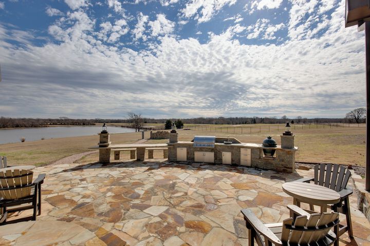 Game Room Fireplaces, On-site Lake! Kaufman Home