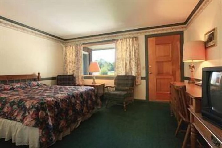 Room 6 of 18