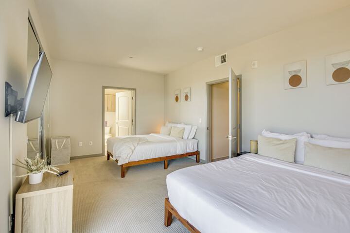 By Seaport Village & Navy Base! Chic Condo w / Pool