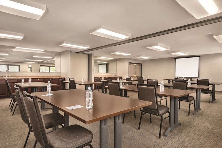 Country Inn & Suites by Radisson Pella, IA
