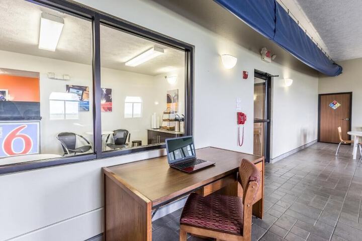 Motel 6 Percival IA