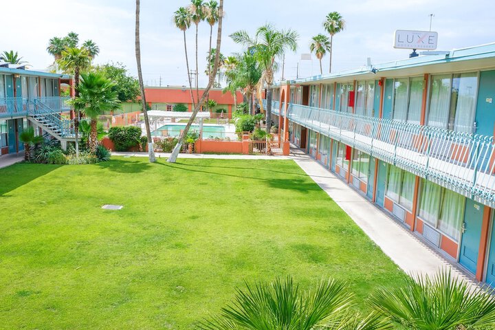 Hotel Exterior 26 of 33