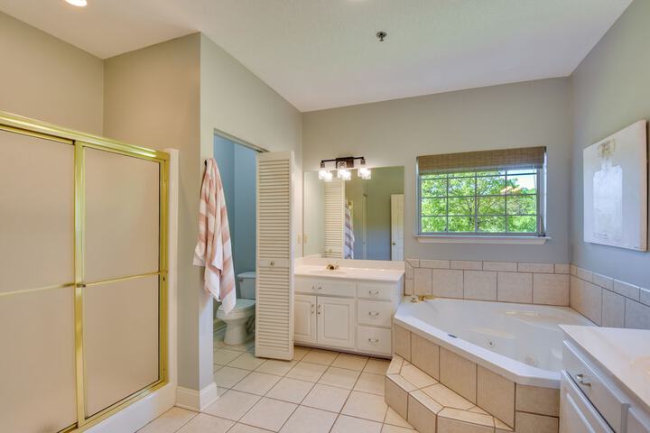 Balcony & Golf Course View! Condo at Kingwood