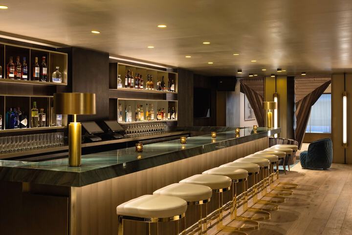 Lounge 44 of 51