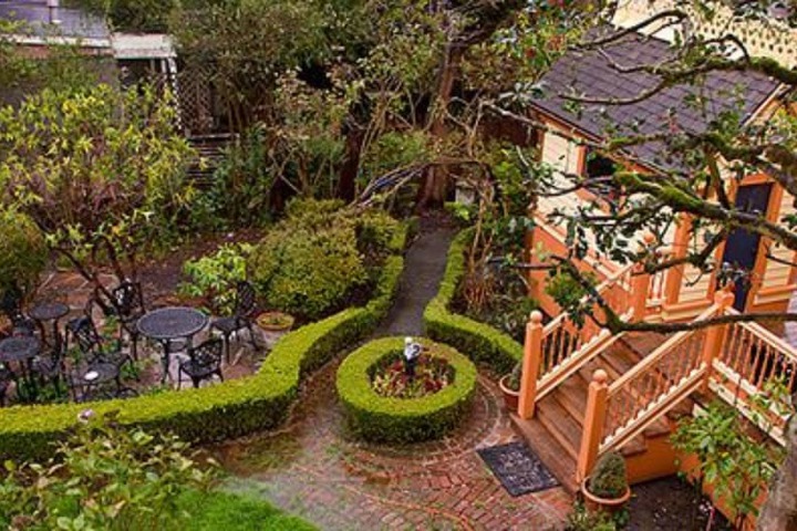 Gingerbread Mansion Inn