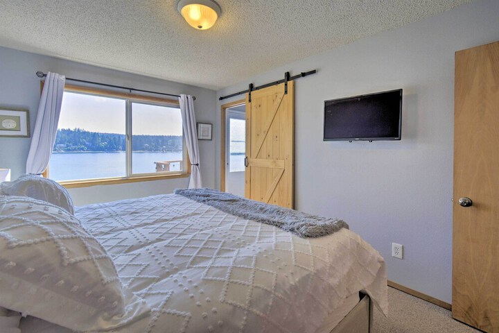 Waterfront Gig Harbor Home w / Furnished Deck