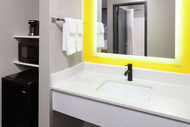 Super 8 by Wyndham Olney
