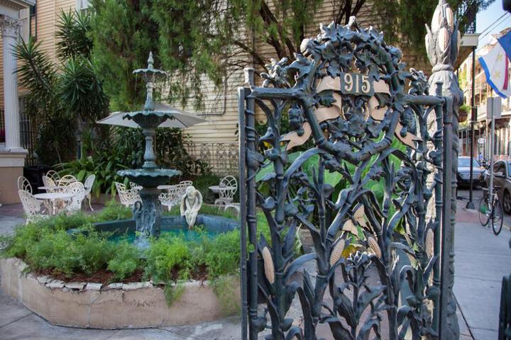THE CORNSTALK HOTEL