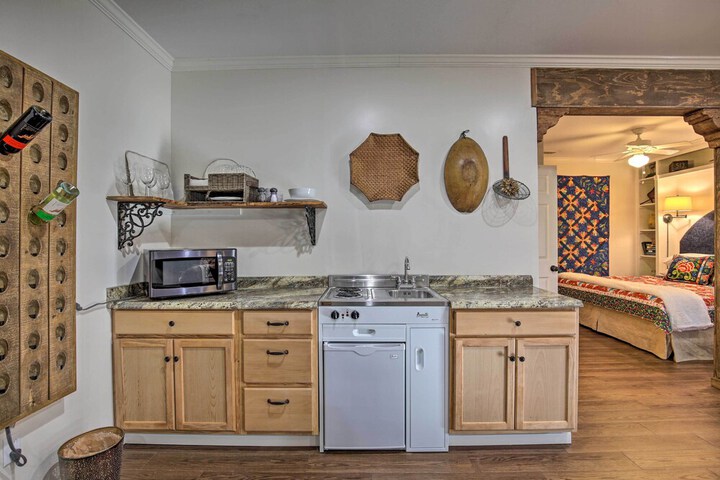 Cozy & Quiet Studio w / Porch Near Scenic Railway!