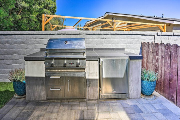 Sunny Orange County Abode w / Fire Pit & Backyard!