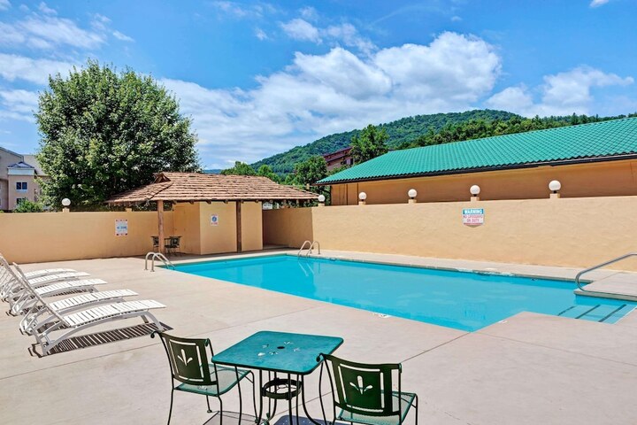 Pool 5 of 14
